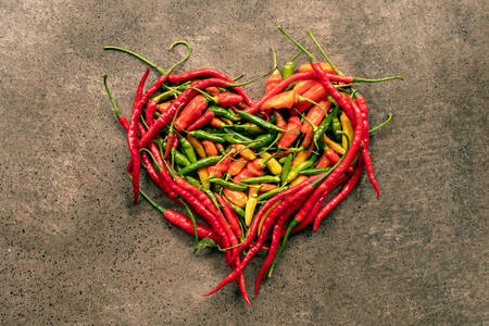 Punaisista ja vihreistä chilipippureista muodostuva sydän