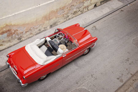 Vista superior de un descapotable de dos puertas