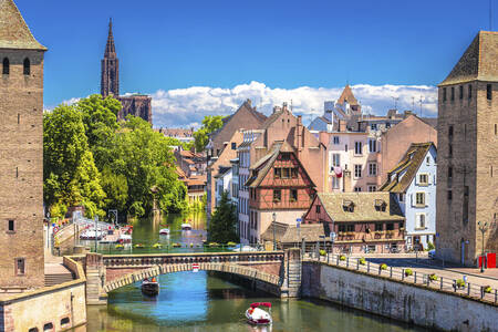 Der Flusskanal und die Architektur von Straßburg