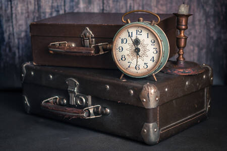 레트로 알람시계와 오래된 여행가방