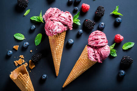 Hausgemachtes Eis mit Beeren
