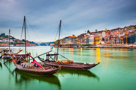 Boten werkten op de rivier de Douro
