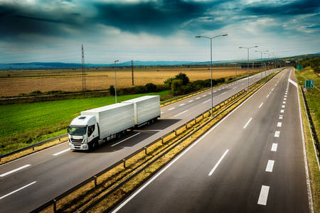 LKW an einem wolkigen Tag