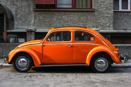 Mașină de epocă portocalie