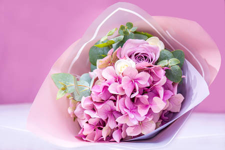 Buket ružičastih hortenzija