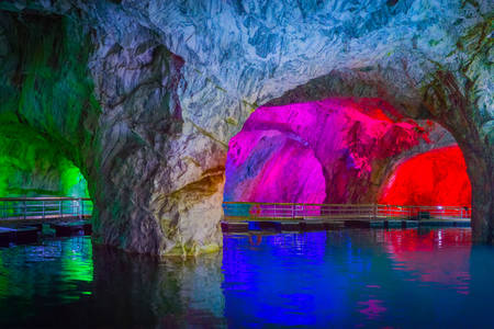 Наводнени пещери в парк Рускеала