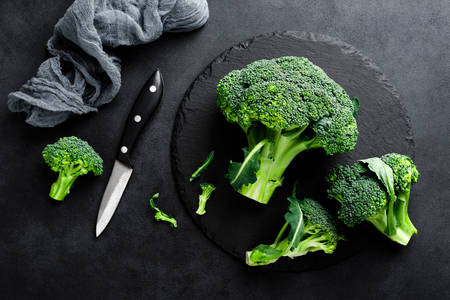 Siyah arka plan üzerine brokoli