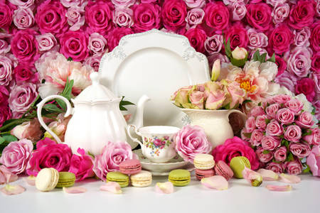 Teeservice und Rosen