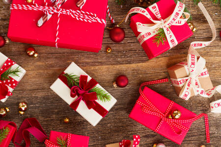 Darovi i božićne igračke na stolu