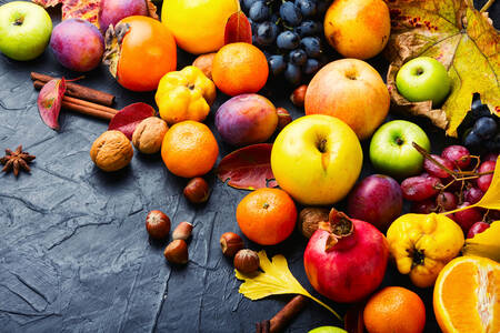 Frutas sobre un fondo oscuro