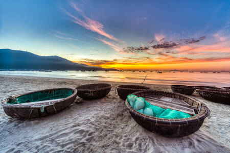 Barcos na praia em Da Nang