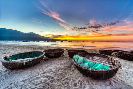 Perahu di pantai di Da Nang