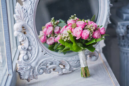 Bridal bouquet at the mirror