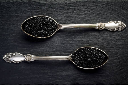 Caviar preto em colheres