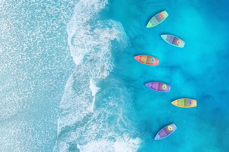 Barcos coloridos no mar