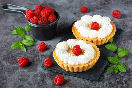 Creamy cheesecake with raspberries