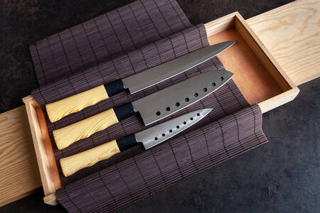 Ножи в ​​деревянной коробке