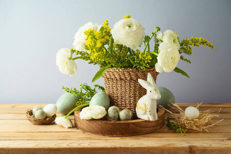 Ramo de flores y huevos sobre la mesa.