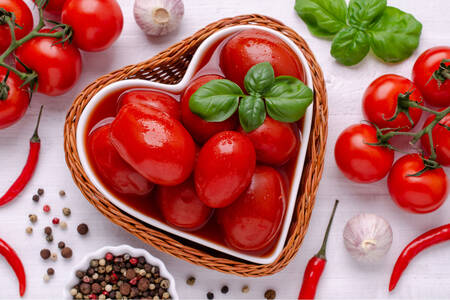 Pomidory konserwowe i świeże