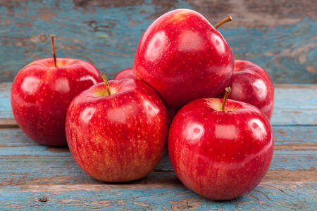 Červená jablka na stole