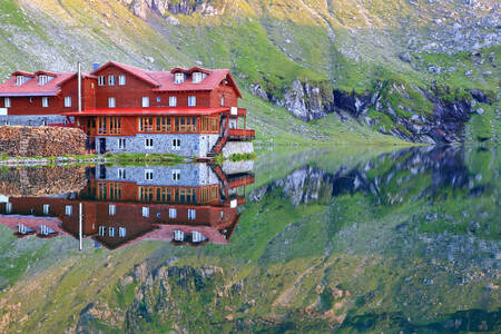 Une maison près du lac de montagne