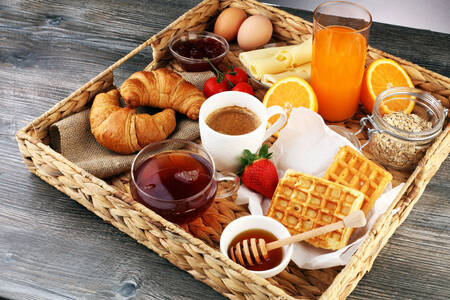 Petit-déjeuner sur un plateau