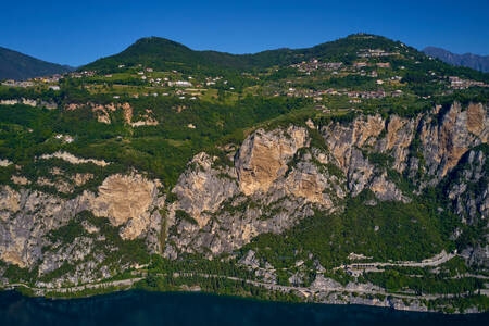 Rocas junto al agua