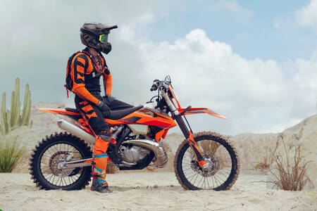 Pengendara motor dengan sepeda
