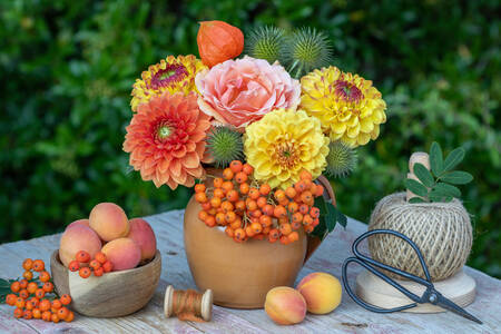 En buket af dahlia og rønnebær