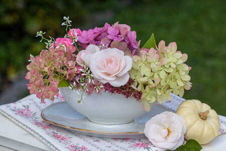 Composición con rosas y hortensias