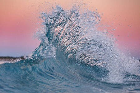 Vlna proti oblohe pri západe slnka