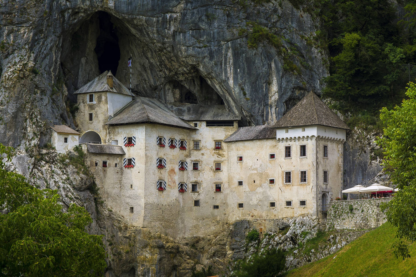 Замок крепость в горах средневековья