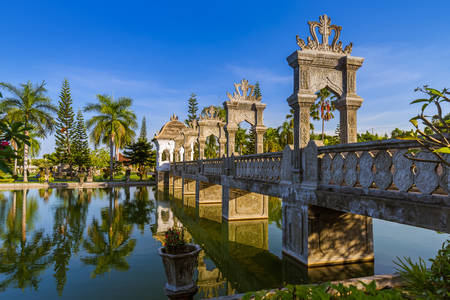 Мостът, водещ към двореца Таман Уджунг