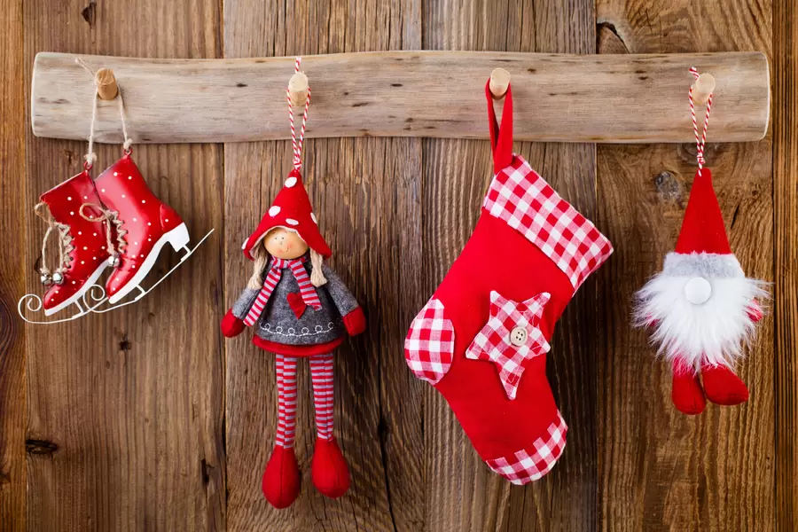 Kerstmisspeelgoed op houten achtergrond
