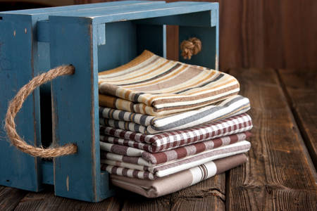 Кухонные полотенца в деревянном ящике