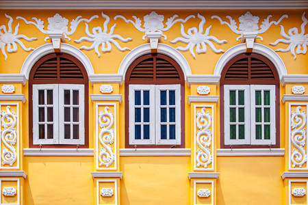 Fasada domu ze sztukaterią