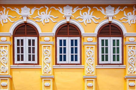 Fassade eines Hauses mit Stuck