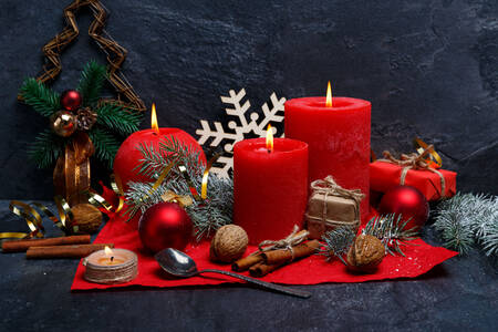 Kerzen und Weihnachtsschmuck