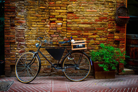 Велосипед у кирпичного дома
