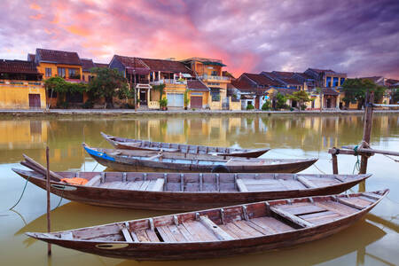 Barcos en el río en Hoi An