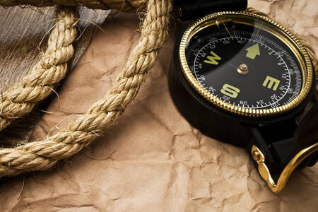 Starý kompas a lano