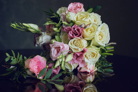 Anelli su un bouquet da sposa