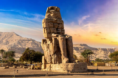 Luksor'daki Memnon Heykeli