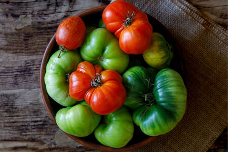 Červená a zelená rajčata
