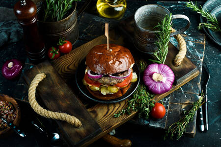Hamburger su un vassoio di legno