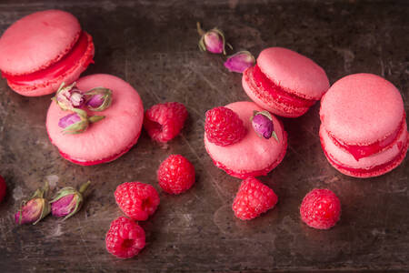 Macarons with raspberries