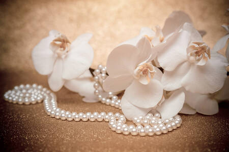 Collier orchidées blanches et perles