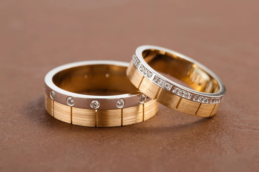 Two-tone wedding rings