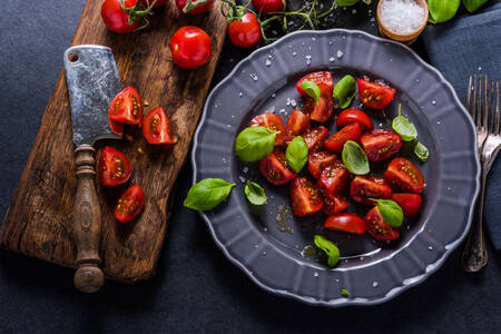 Tomates cerises et basilic sur une assiette