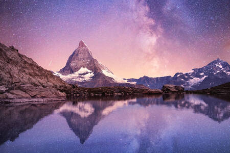 Yıldızlı gökyüzüne karşı Matterhorn Dağı